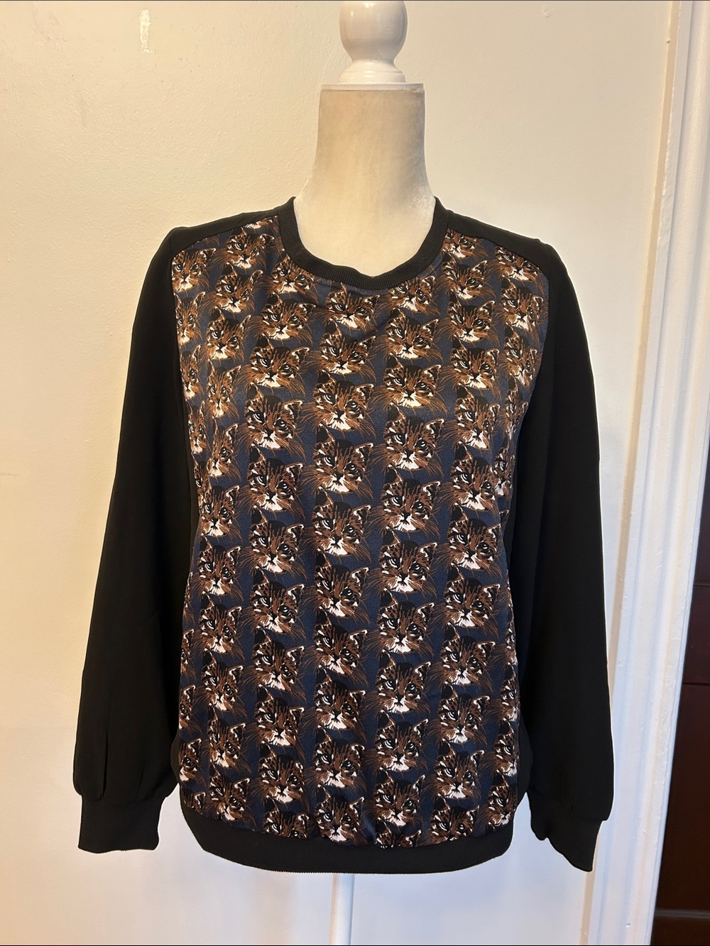 SM wardrobe Black Sweatshirt with Brown Cat Face Print